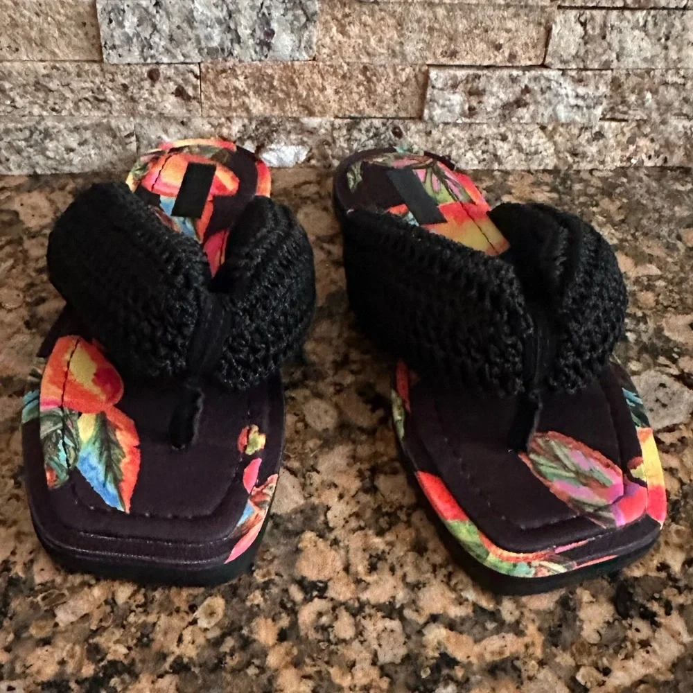 Farm Rio cashew crochet puffy flip flops sandals - Picture 4 of 8